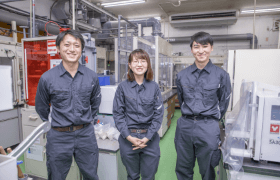 工場はジェンダーレスの制服を導入